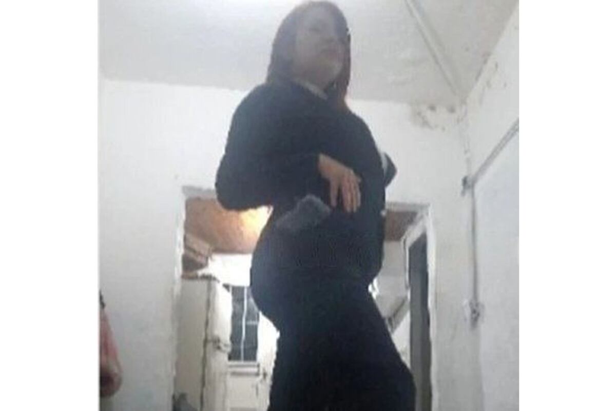 Ataque a Cristina. Brenda Uliarte posó con el arma en la cintura. (Foto / Clarín)
