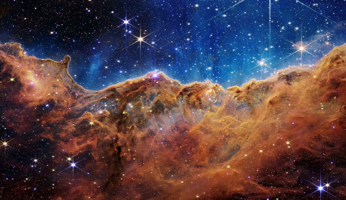 Nebulosa de Etha Carinae: La nebulosa de la Quilla, también llamada nebulosa de Carina, nebulosa de Eta Carinae o NGC 3372, es una gran nebulosa de emisión que rodea varios cúmulos abiertos de estrellas. Entre estas estrellas se encuentran Eta Carinae una de las estrellas más masivas y más luminosas en la Vía Láctea