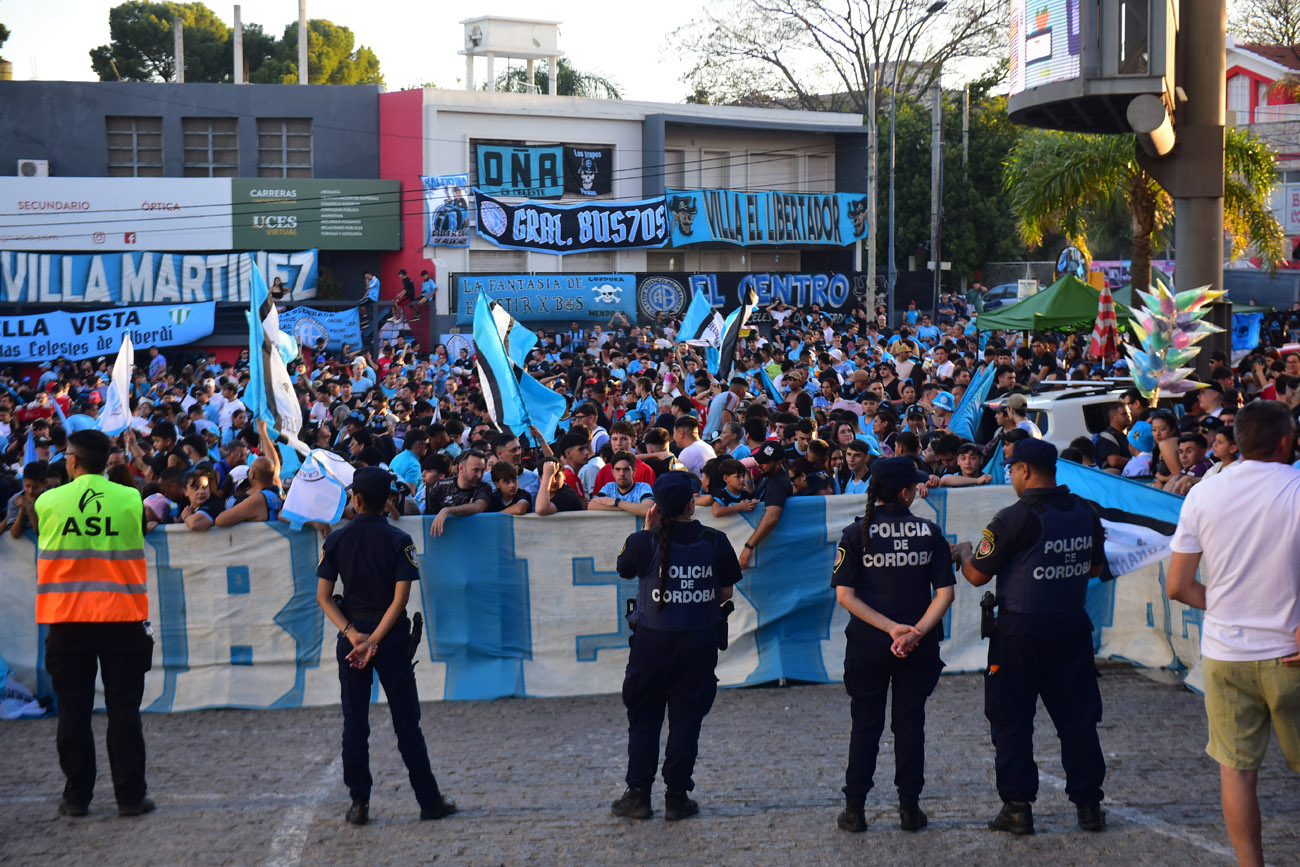 Banderazo de Belgrano en el Hotel Quinto Centenario, el día previo al clásico con Talleres.  (Nicolás Bravo / La Voz)