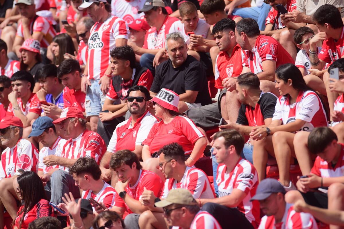 HInchas de Instituto en la previa del partido con Talleres en Alta Córdoba. (José Gabriel Hernández y Javier Ferreyra / La Voz)