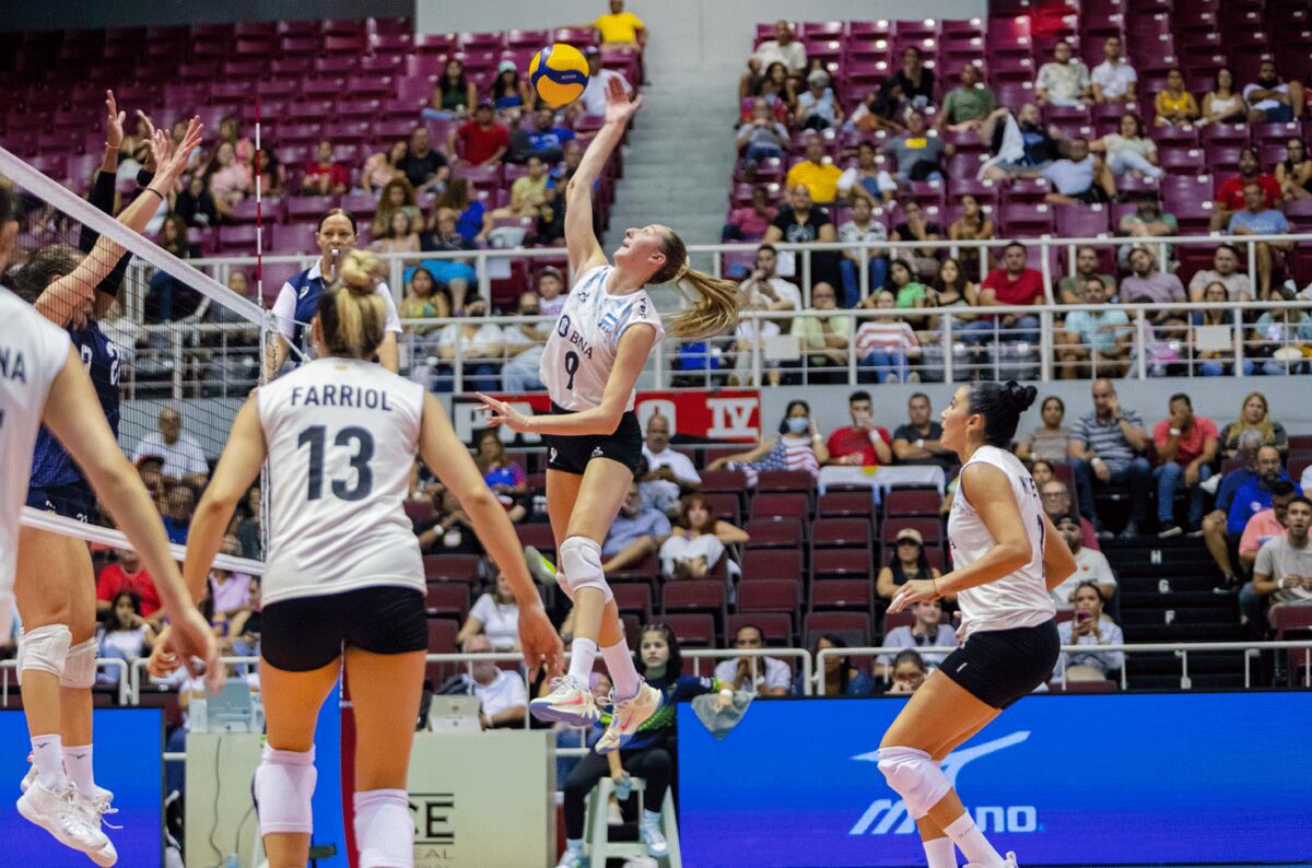 Cugno se eleva para atacar desde la posición de opuesto y darle un nuevo punto a Argentina. (Prensa Norceca)