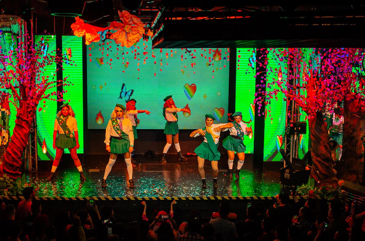 Artistas LGBT+ en uno de los shows en vivo en el boliche. (Gentileza Zen)