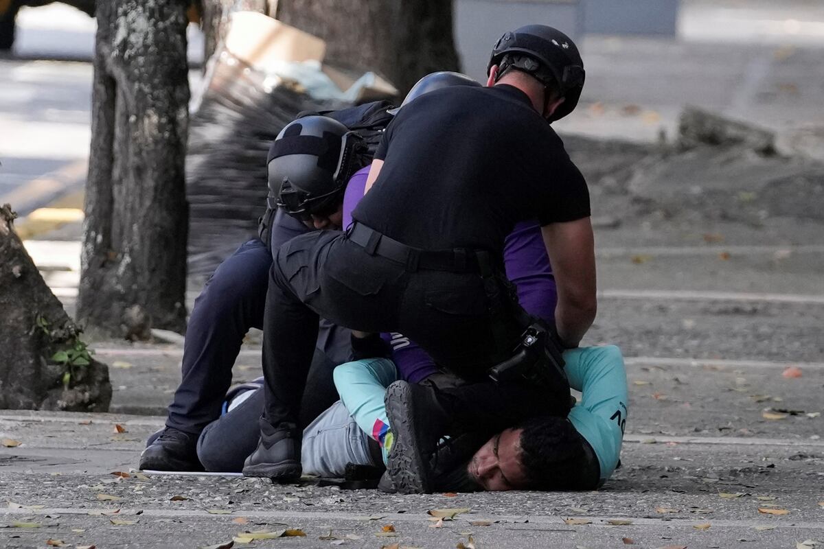 Opositores del presidente venezolano Nicolás Maduro sostienen una pancarta en la Plaza de Mayo en Buenos Aires el 9 de enero de 2025, día antes de la jura de Maduro para su tercer mandato. (AP / Natacha Pisarenko)