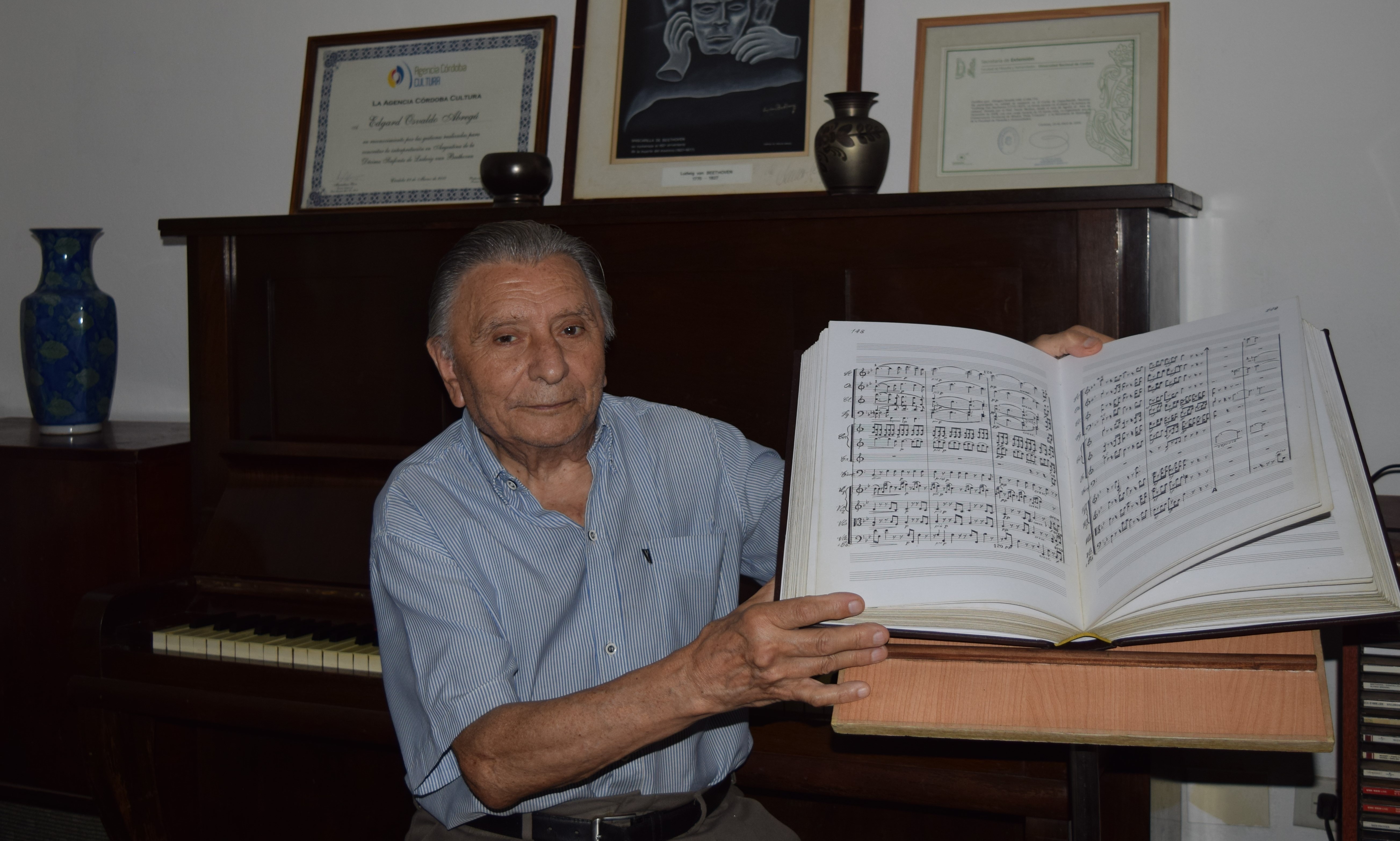 Osvaldo Renato Abregú transcribió a mano la Novena SInfonía de Beethoven. (Fotos: Gentileza Verónica Gómez).