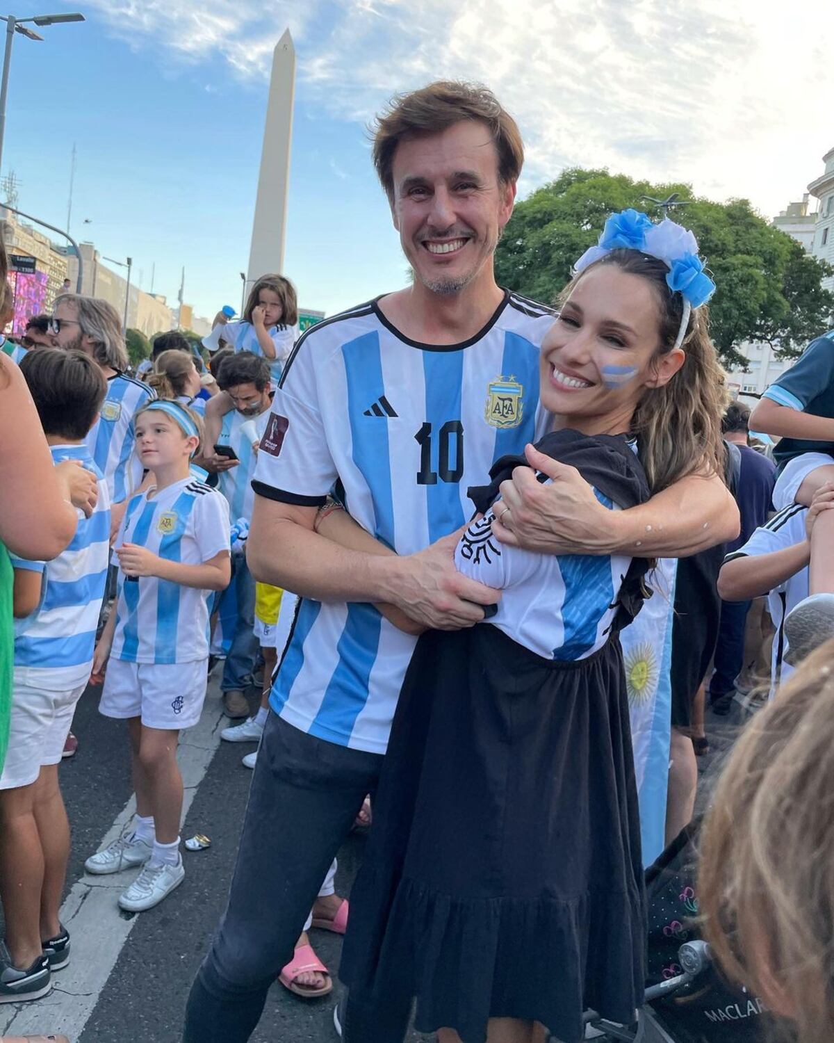 Pampita, Roberto García Moritán, familia y fans en el Obelisco tras el triunfo argentino. (Instagram Roberto García Moritán)