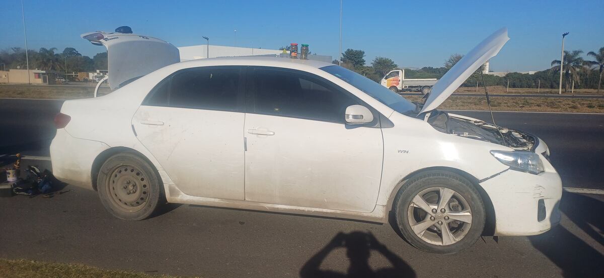 Chocó a un policía en la Circunvalación. El sujeto circulaba en un Toyota Corolla de color blanco. (Policía de Córdoba)