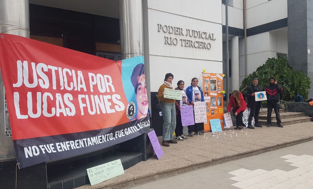 Juicio por la muerte de Lucas Funes, en 2012. Familiares y allegados reclamando fuera de los tribunales de Río Tercero. (La Voz)