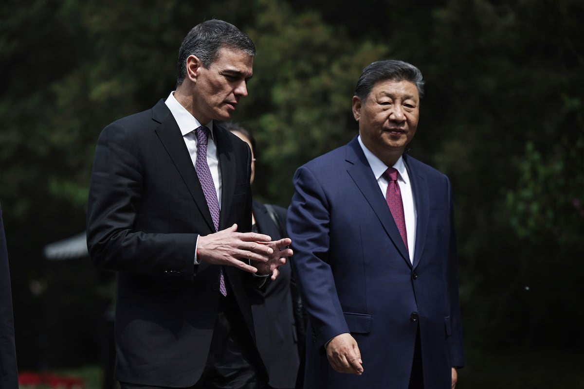 El presidente de China, Xi Jinping (derecha), y el presidente del gobierno de España, Pedro Sánchez, hablan durante un paseo por los jardines de la Casa de Huéspedes Diaoyutai tras una reunión en Beijing, China, el 11 de abril de 2025. (Andrés Martínez Casares/Pool Foto vía AP)