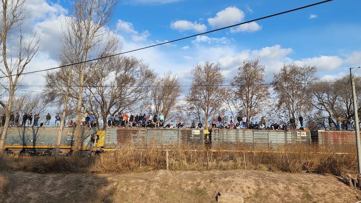 La hinchada de Alberdi de Río Cuarto se ubicó en vagones de ferrocarril para alentar al equipo ante Acción Juvenil de General Deheza. (Gentileza Denise Audrito)