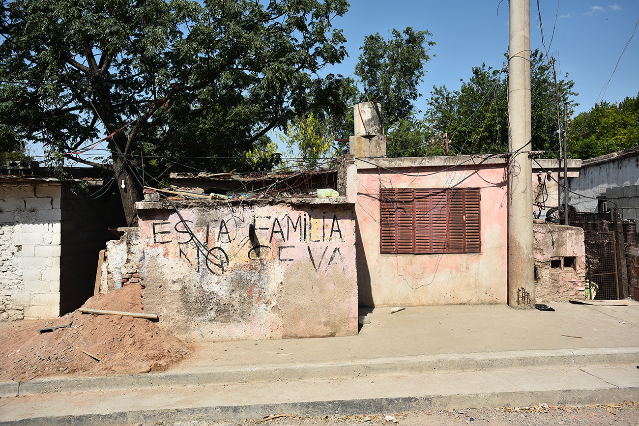 "Esta familia no se va" reza la pared en La Maternidad. (Pedro Castillo / La Voz)