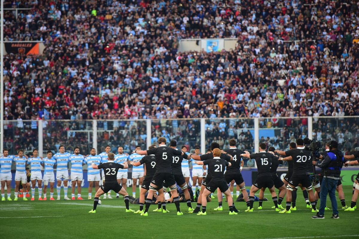 El momento del tradicional haka de All Blacks antes de enfrentar a Los Pumas en el estadio Mario Alberto Kempes. (Nicolás Bravo / La Voz)