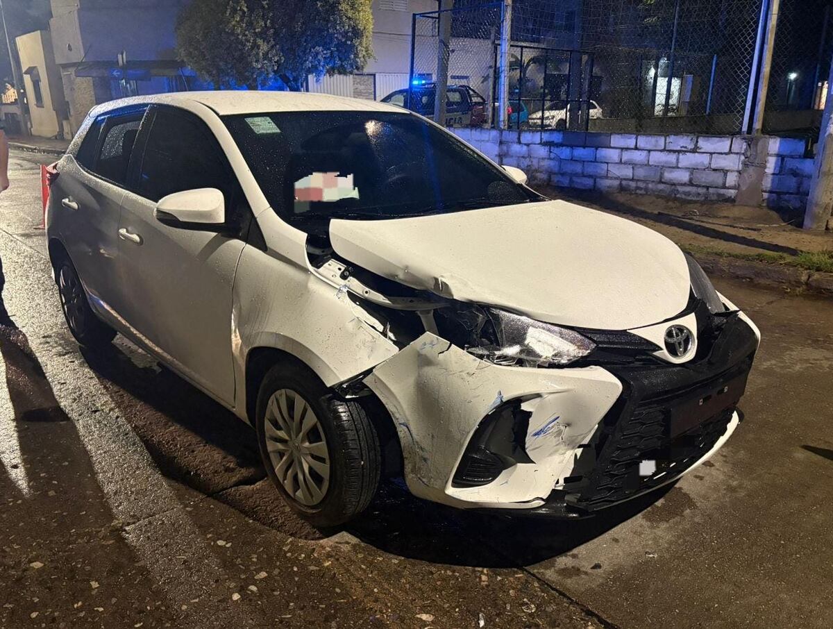Córdoba: manejaba alcoholizada y chocó a un móvil policial en barrio Jardín. (Policía)
