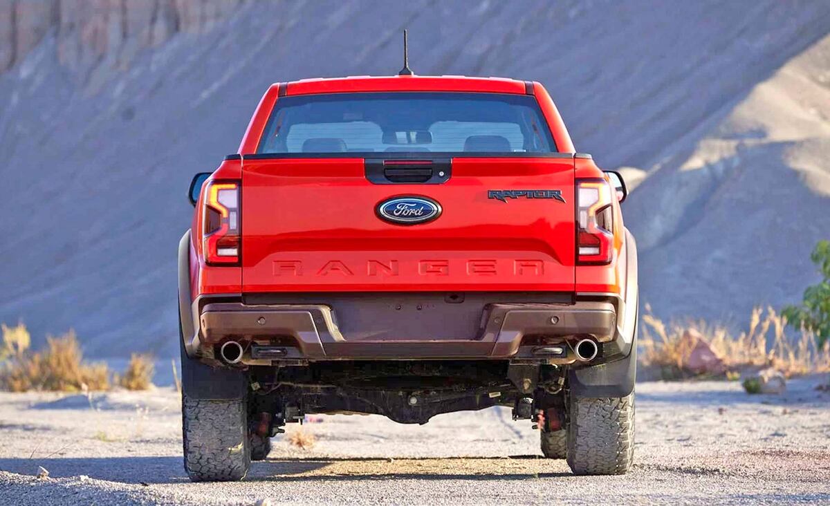 Viene de serie con llantas de aleación de 17 pulgadas, neumáticos All Terrain 285/70 R17, chasis reforzado y protección en la parte baja del motor.