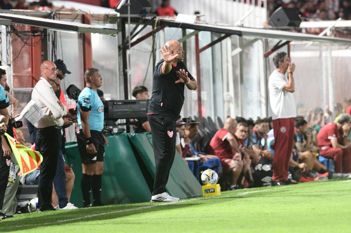"Miliki" Jiménez dando indicaciones ante Lanús. (Javier Ferreyra / La Voz).