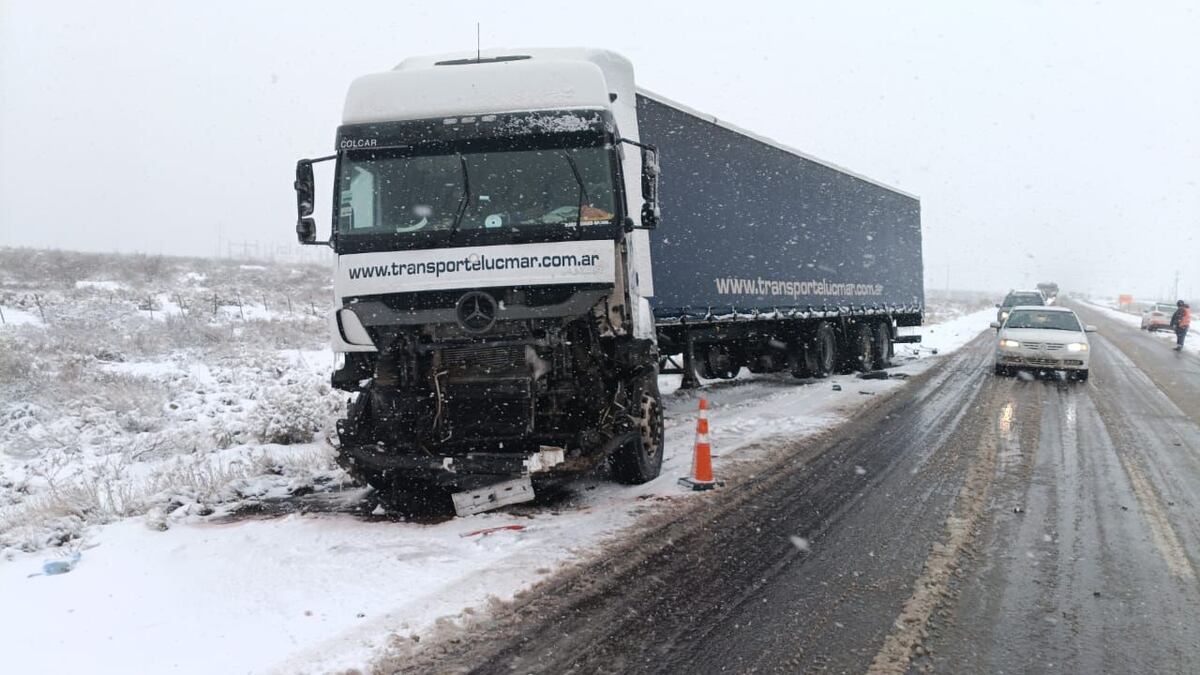 Dos mujeres y dos niños murieron en un fuerte choque por la tormenta de nieve en Río Negro. (Gentileza)