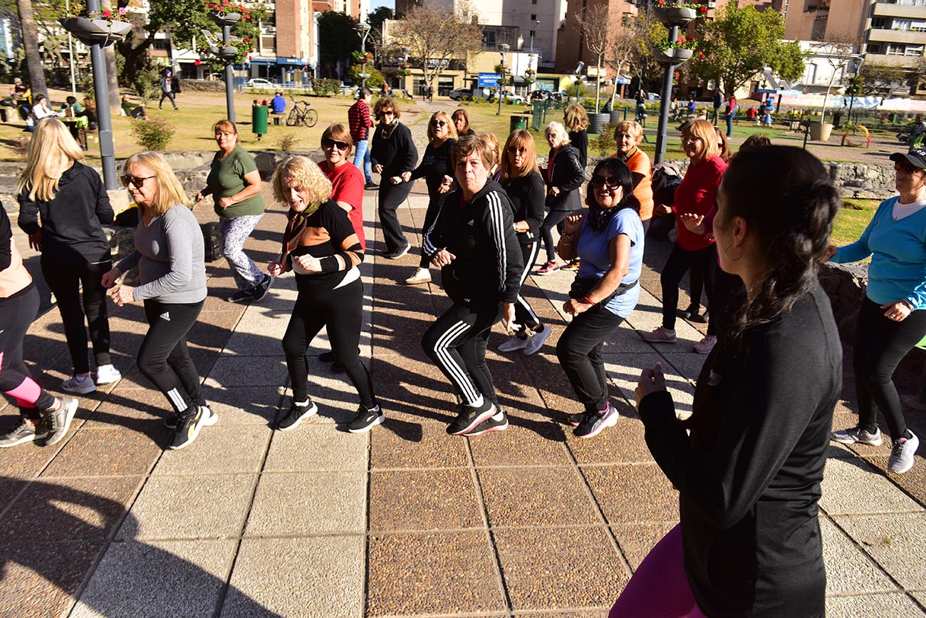 Héroes y heroínas / "Las de la Plaza", es el nombre del grupo de personas que baila en la Plaza de la Intendencia en Córdoba, con la conducción de Natalia Vilatta, profesora de danza. (José Gabriel Hernández / La Voz)