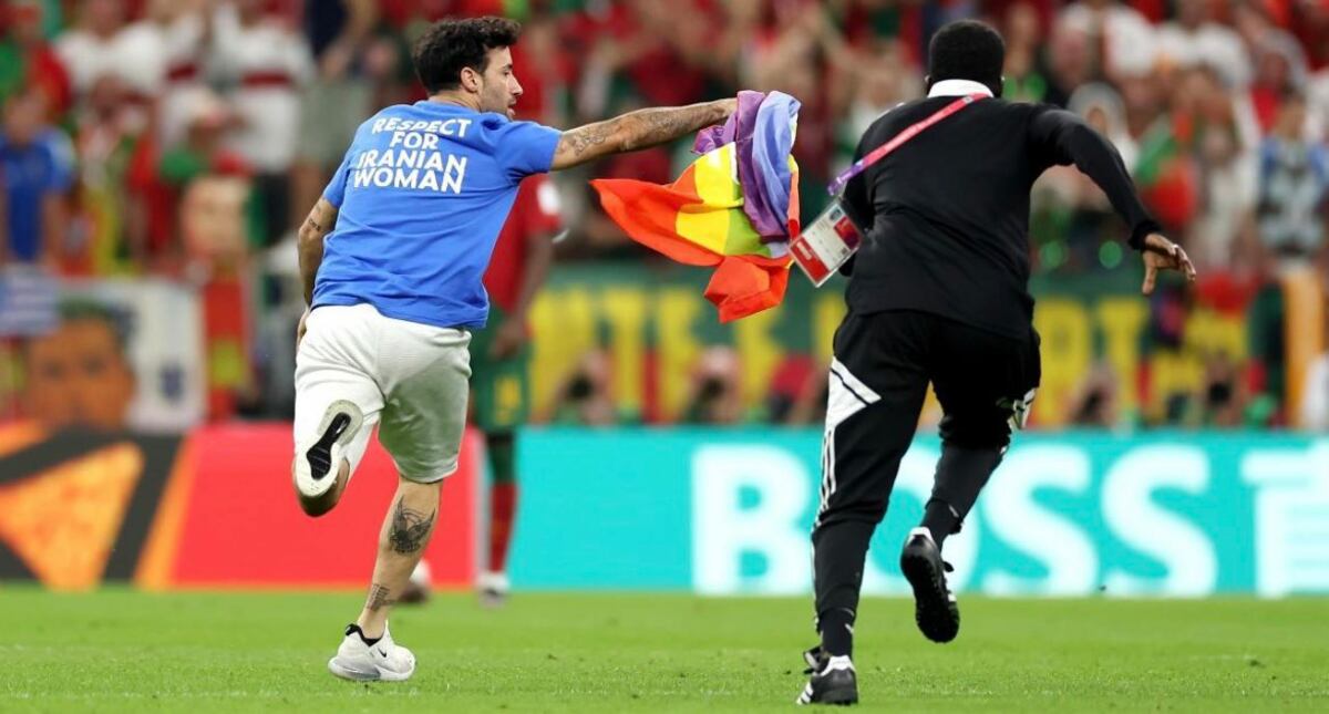 Irrumpió en el partido entre Uruguay y Portugal con una bandera LGBTIQ+