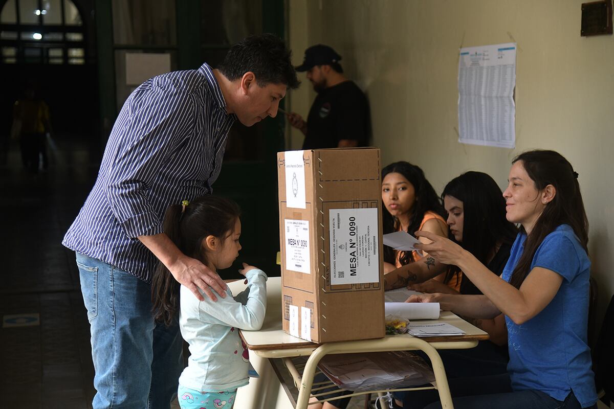 El voto en la escuela Alejandro Carbó de barrio Alberdi (Ramiro Pereyra/LaVoz).