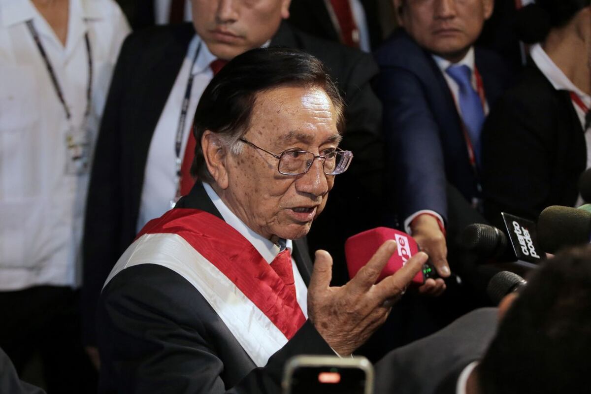Perú: el Congreso eligió a José María Balcázar como nuevo presidente tras la remoción de José Jerí