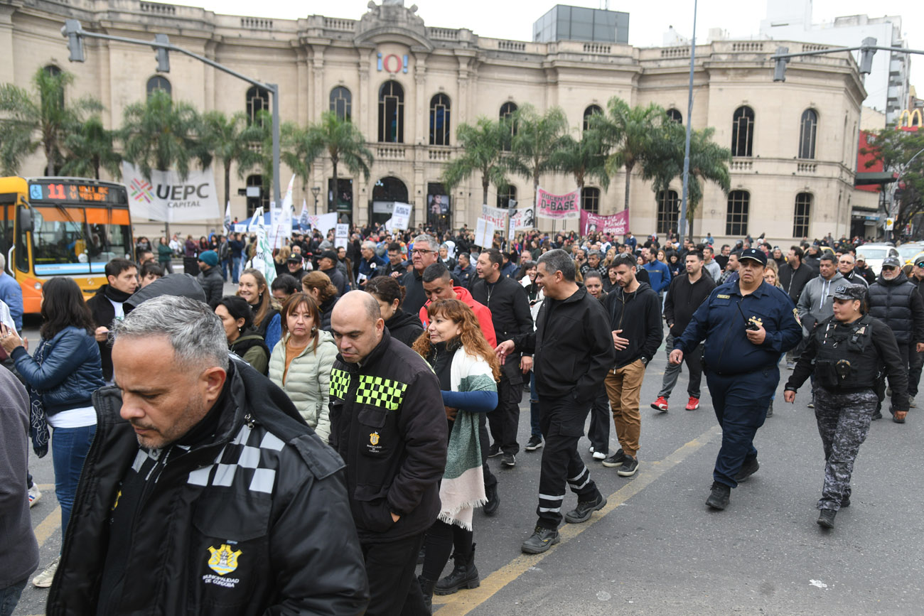 El gremio de los empleados municipales, Suoem, y el de docentes, UEPC, marcharon hacia hacia el Patio Olmos. (Ramiro Pereyra / LA Voz)