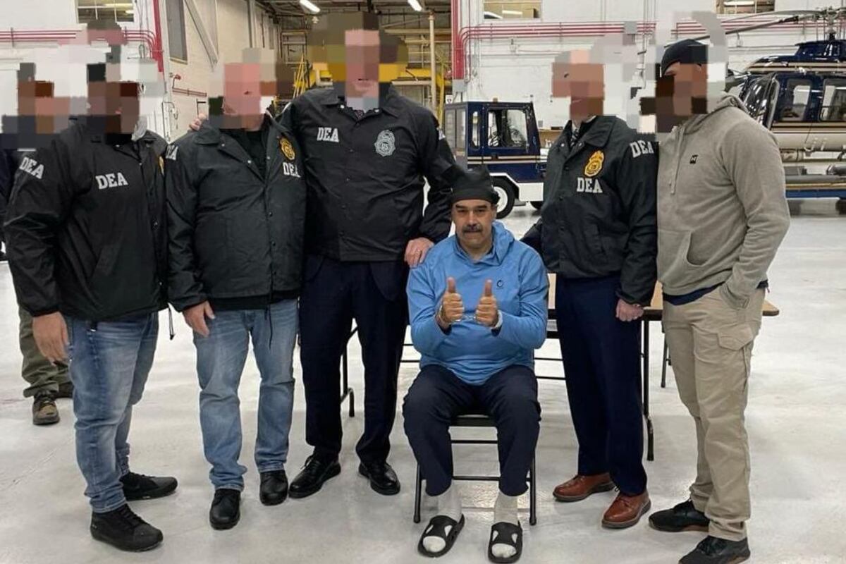 Maduro con los pulgares hacia arriba junto a agentes de la DEA.