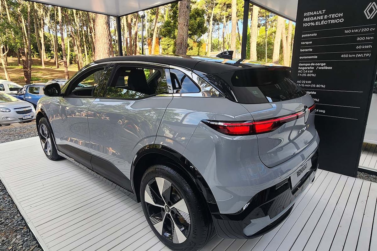 El Mégane E-Tech se destaca por una carrocería ligeramente elevada y llantas de aleación de entre 18 y 20 pulgadas.