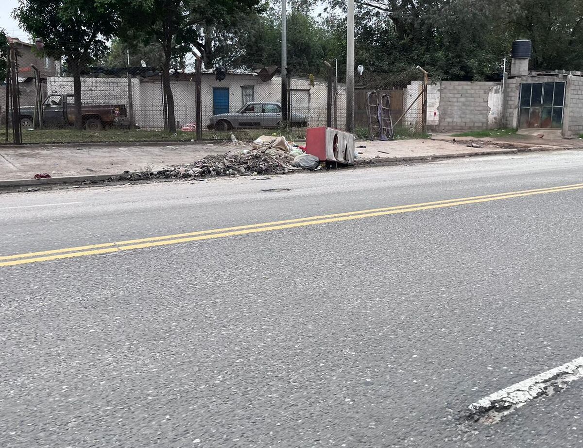 La Celso Barrios, llena de baches y basura. (La Voz)