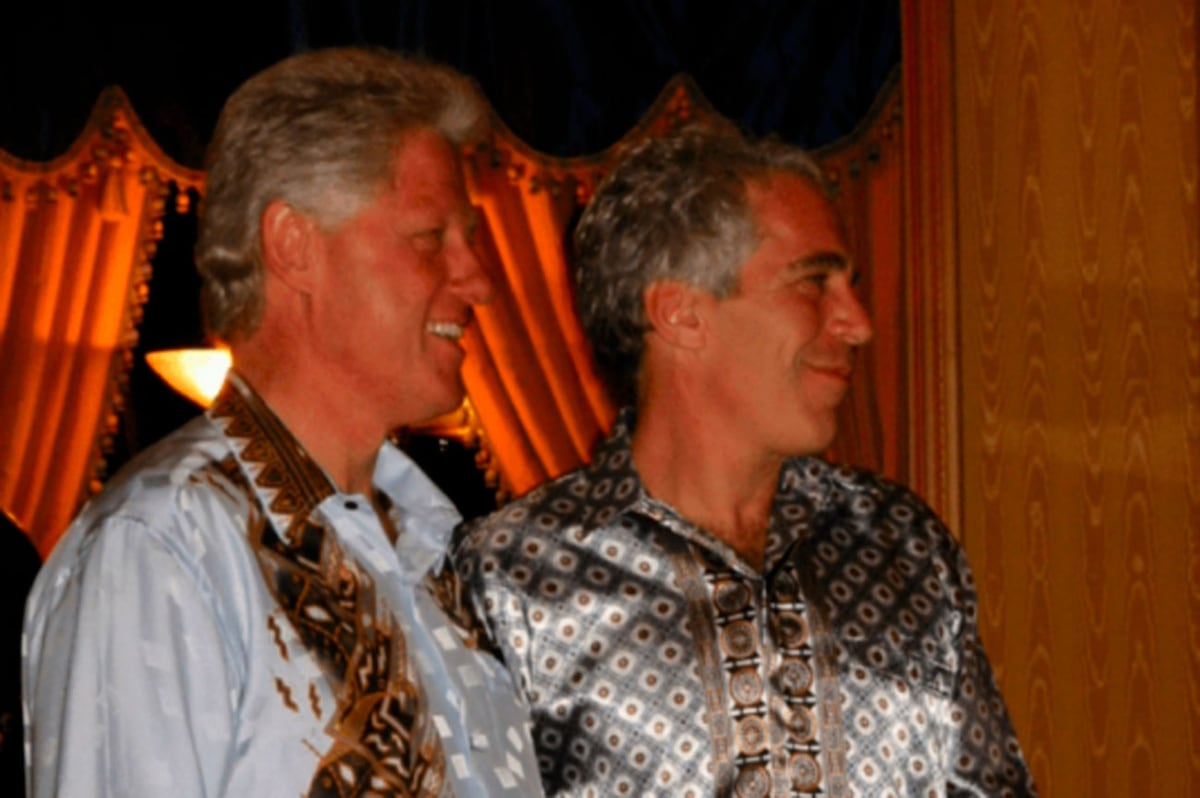 Clinton y su amigo Jeffrey Epstein. (US Department of Justice Department vía AP)