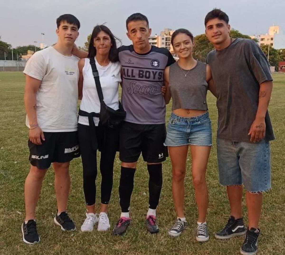 Oscar Vélez, arquero de la Liga Cordobesa y goleador. Se retiró a los 49 años. Acá con su esposa Ana y sus hijos Ramiro y Tomás. Se sumó Dana, novia de Ramiro.