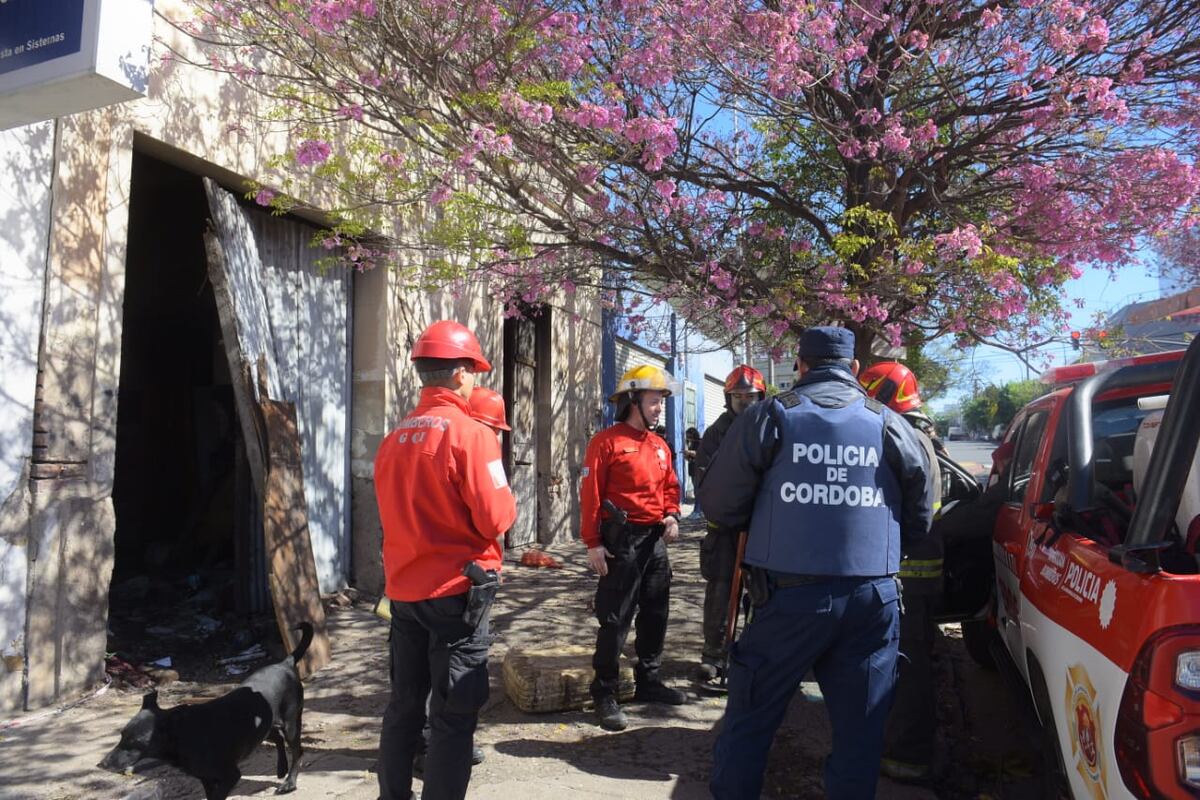 Trágico incendio en Pueyrredón. Murieron un abuelo y sus dos nietos. (José Gabriel Hernández/La Voz)
