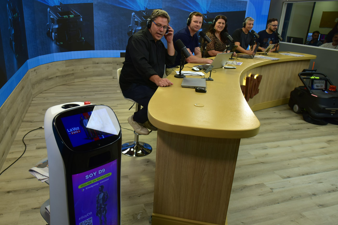 Martín de Chiara, de MDG Cono Sur, presenta sus robots en el streaming de La Voz en vivo. (Nicolás Bravo / La Voz)
