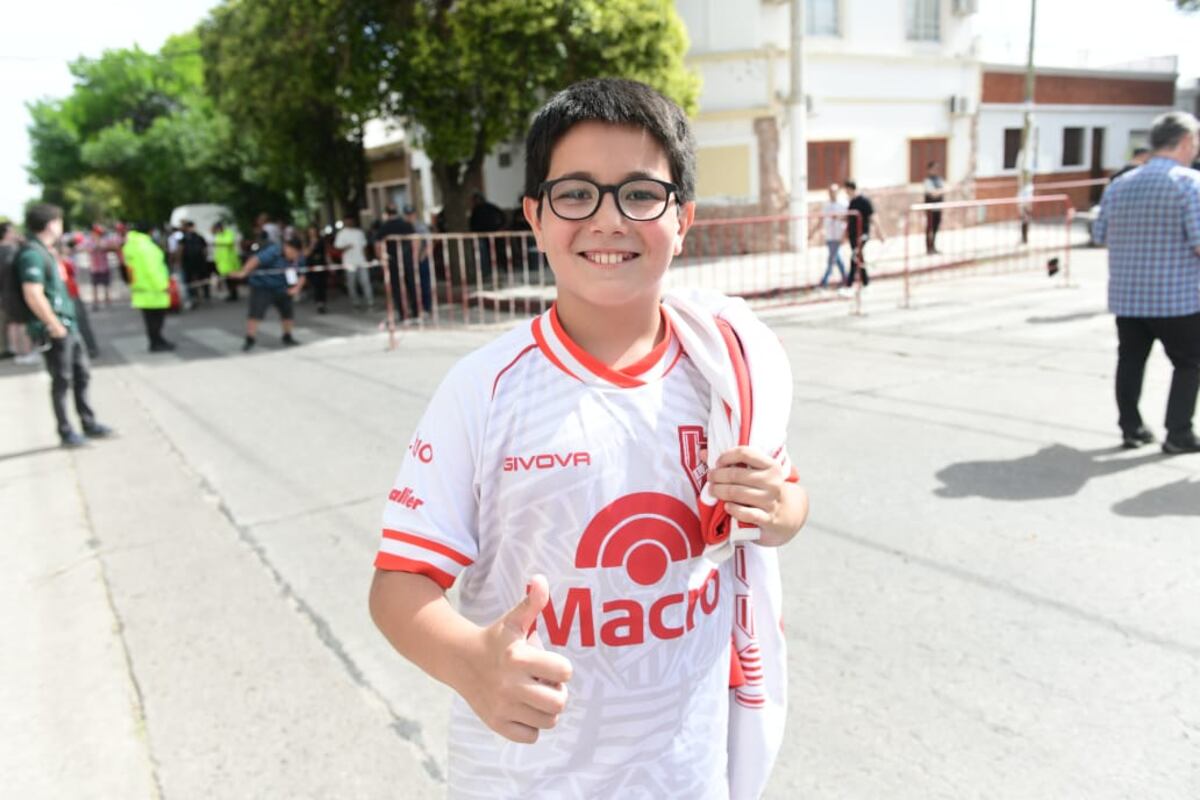 Hinchas de Instituto en la previa del clásico con Talleres en Alta Córdoba. (José Gabriel Hernández y Javier Ferreyra / La Voz)