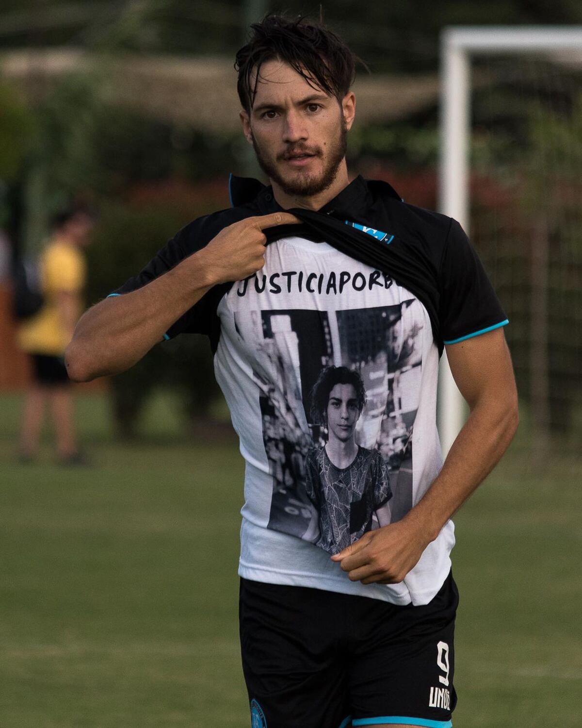 Lucio Bertona, el festejo de un gol y el pedido de justicia por Blas. (Gentileza).