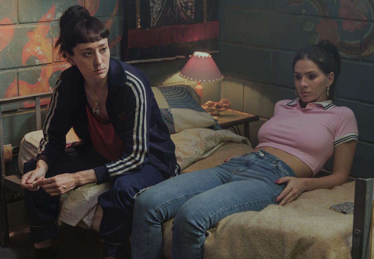 Soledad "Solita" Rodríguez, interpretada por Camila Peralta, y Nicole, interpretada por "la China" Suárez en la segunda temporada de "En el barro". (Foto: Consuelo Oppizzi / Netflix)