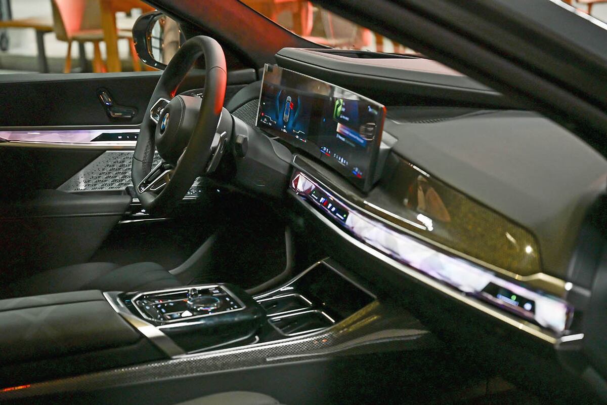 Incluye asistente de control y mantenimiento de carril, de límite de velocidad automático, frenado autónomo de emergencia y alertas de tráfico transversal delantero, entre otros Asistentes a la conducción (Adas).