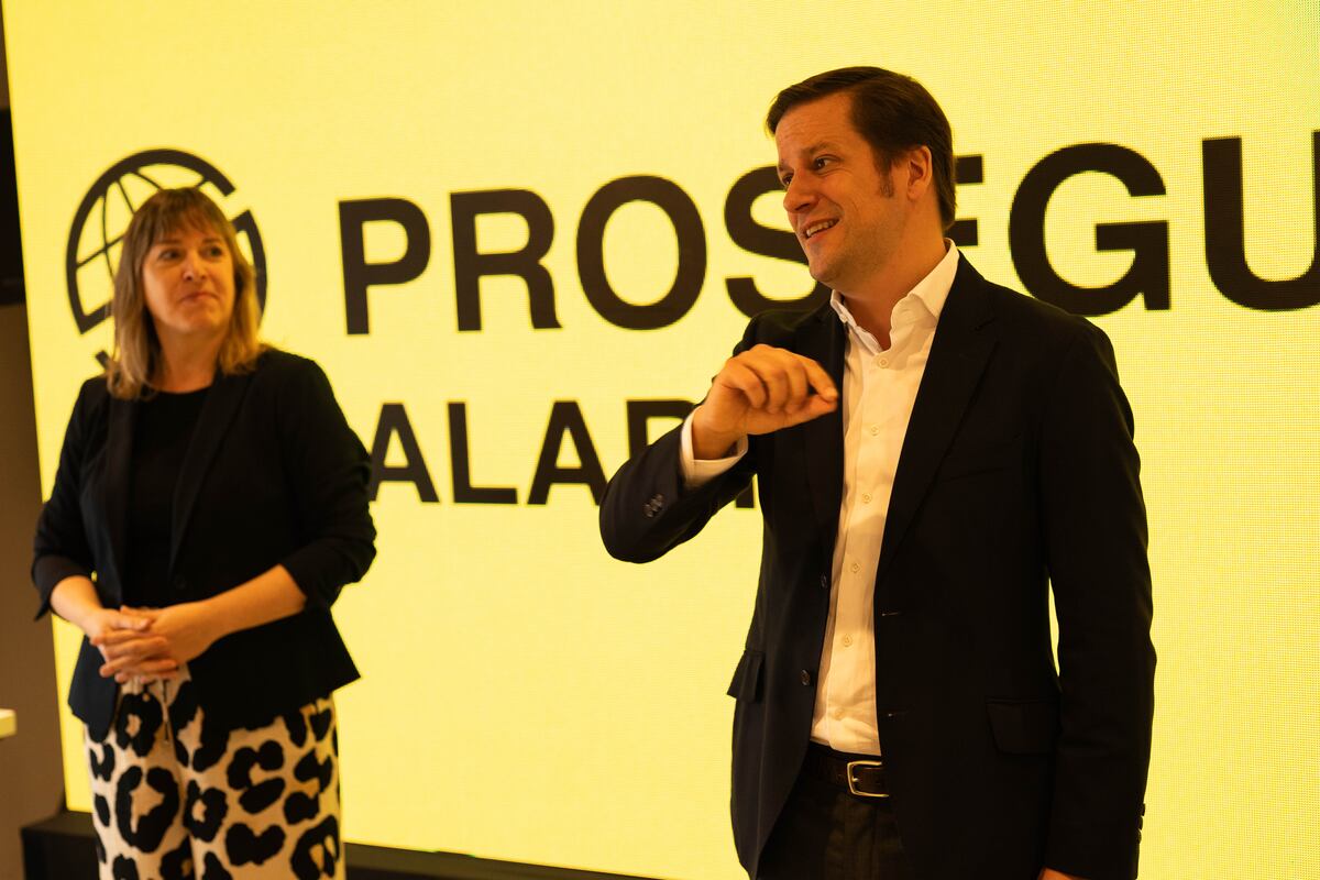 Carla Egitto, gerente de Marketing de Prosegur Alarms y Carlos Capel, gerente general de la compañía en Argentina, presentando la llegada de la firma a Córdoba.