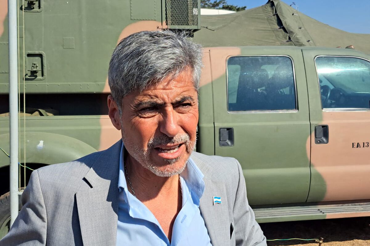 El ministro de Seguridad, Juan Pablo Quinteros, ofrece una conferencia de prensa para informar el estado de situación de los incendios. (Nicolás Bravo / La Voz)
