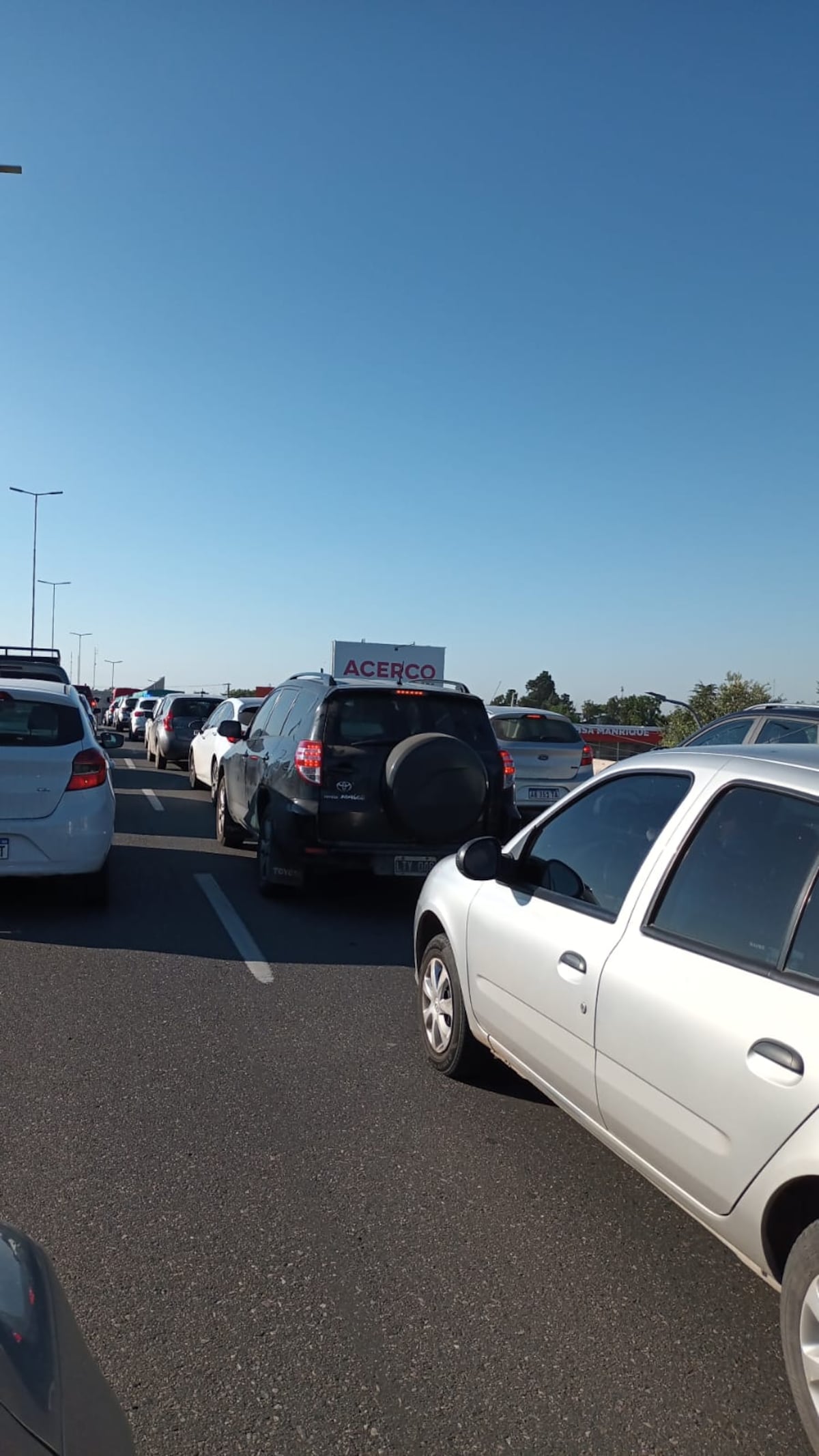 Doble siniestro vial en Avenida La Voz provoca severas demoras en ese sector de Córdoba capital.