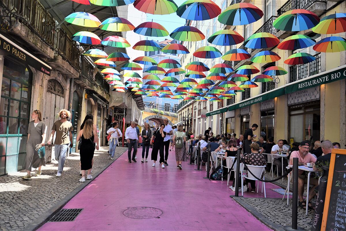 Paraguas colgando en la icónica calle Rosa en el barrio Alfama de Lisboa. (Gentileza: Oscar Alvarez)