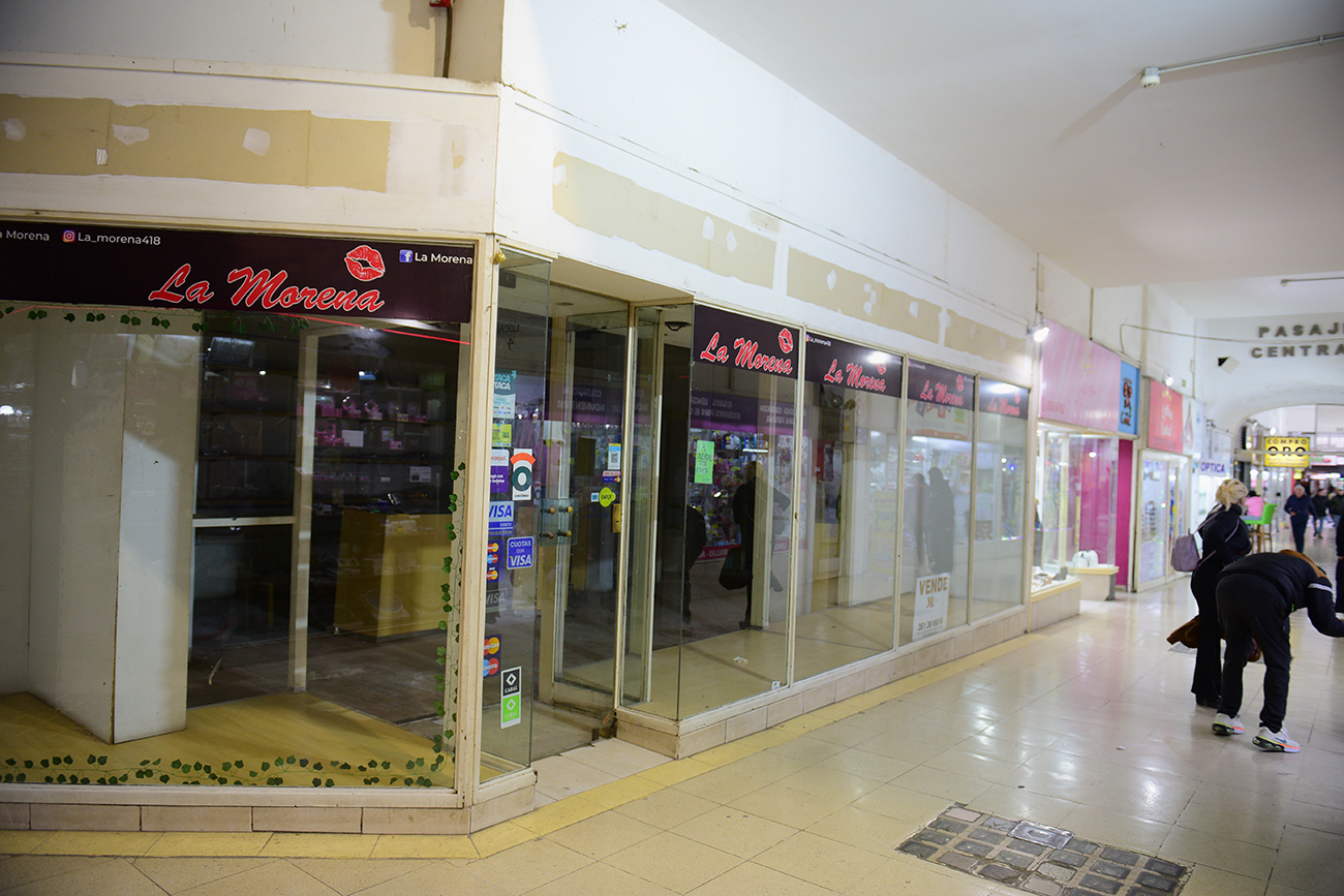 Crisis. Negocios, comercios y locales comerciales cerrados en el centro de la ciudad de Córdoba. (José Gabriel Hernández / La Voz)