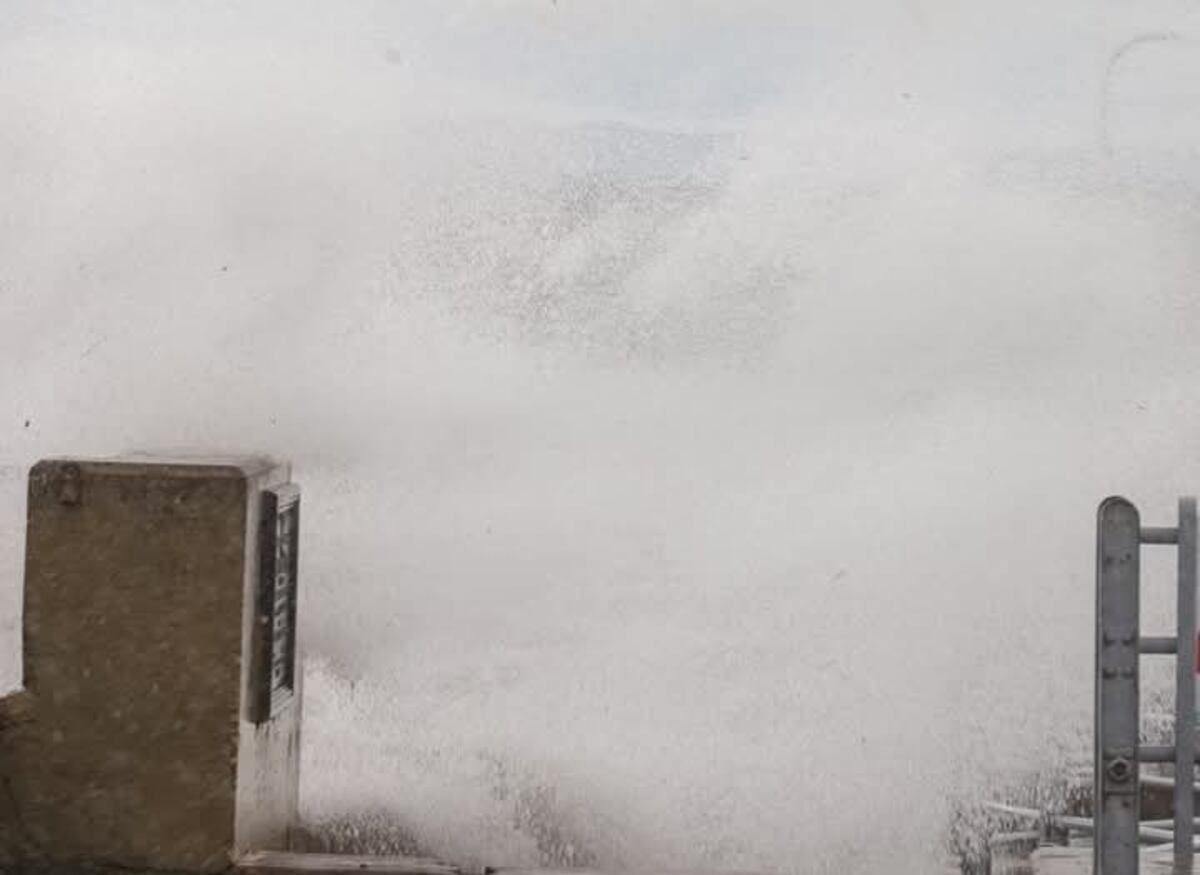 Impactantes imágenes de la tormenta y el viento en Córdoba sobre el dique Cruz del Eje. (Fotos gentileza Julio Albornoz)