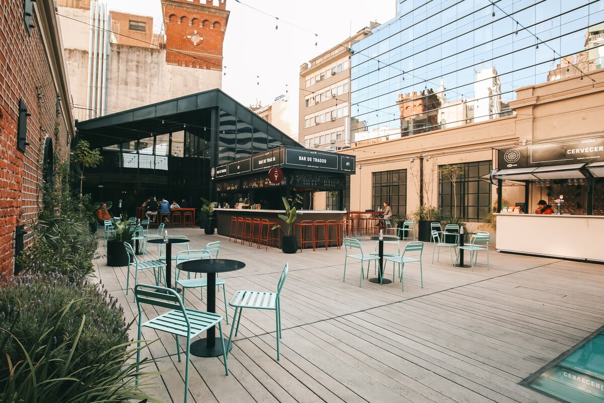 La terraza. Del Mercado de los Carruajes es uno de los puntos de encuentro favoritos para almuerzos y after office. (Gentileza: Mercado de los Carruajes)
