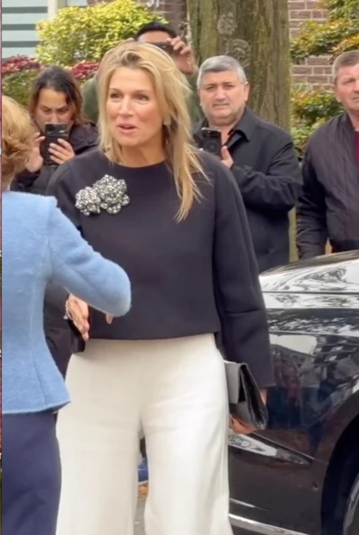 La reina lució un look clásico y cómodo.
