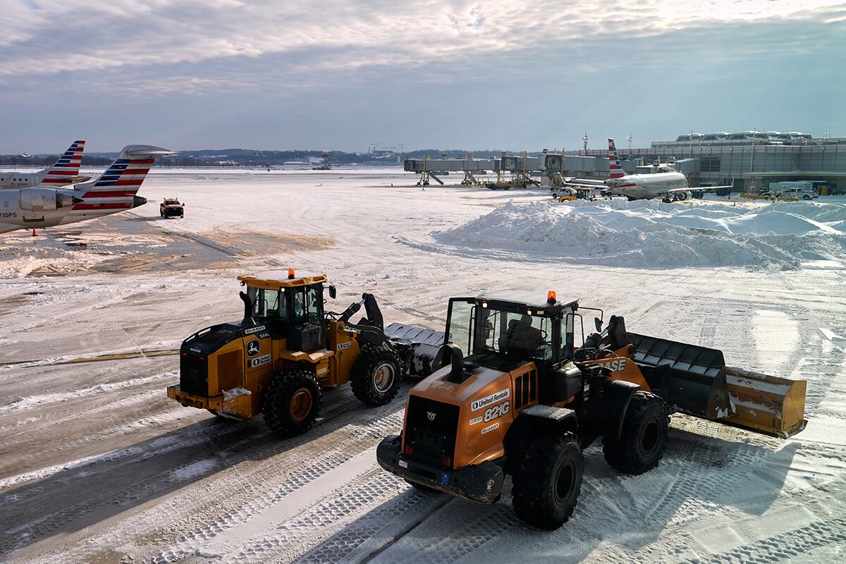 Se retira la nieve del Aeropuerto Nacional Ronald Reagan de Washington, el lunes 26 de enero de 2026, en Arlington, Virginia. (Foto AP/Julia Demaree Nikhinson)