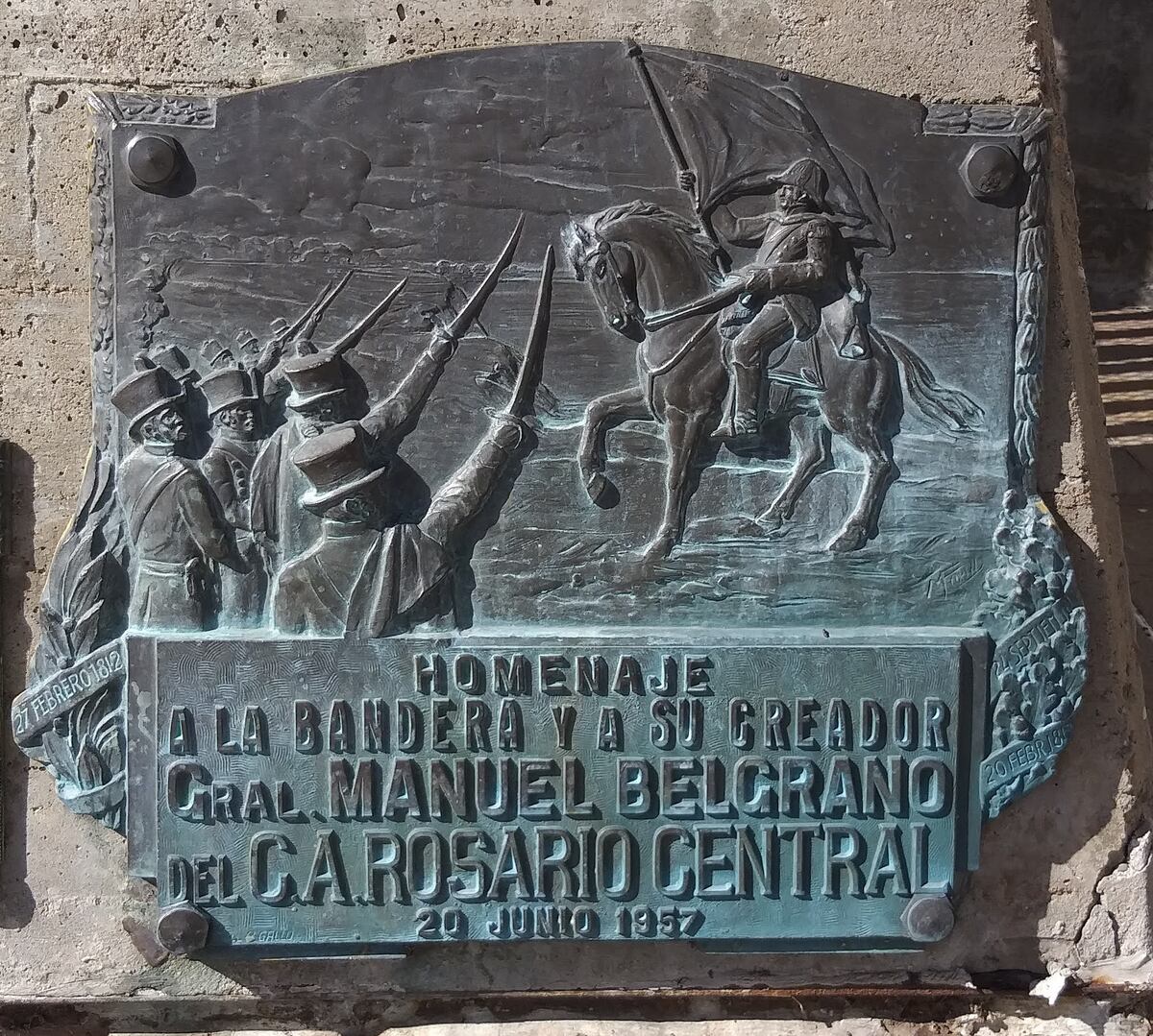 Placa en el Monumento a la Bandera de Rosario creado en 1957.