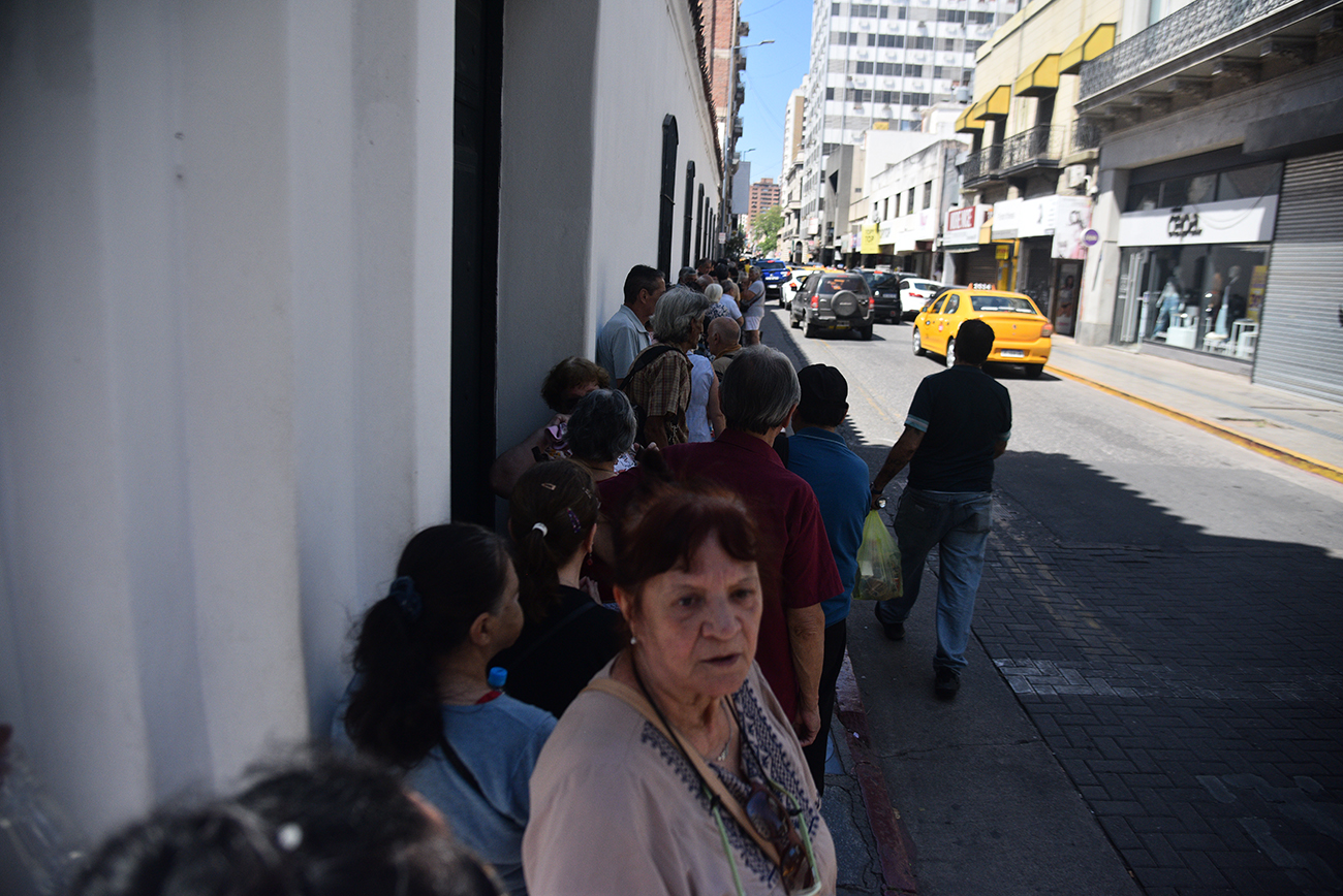 La postal de siempre: cada vez que hay cambios que impactan en los jubilados, se repiten largas colas en las oficinas de la Anses. (Pedro Castillo / La Voz)