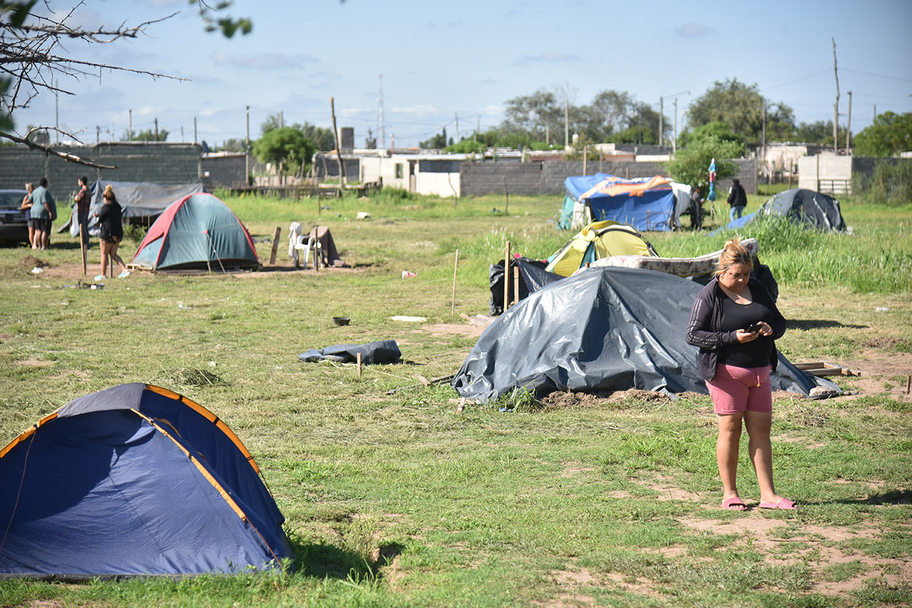 Toma de terrenos en barrio el chingolo3 anexo, 30 familias que no pueden pagar el aquiler viven en carpas en un terreno usurpado. ( Ramiro Pereyra /La Voz)