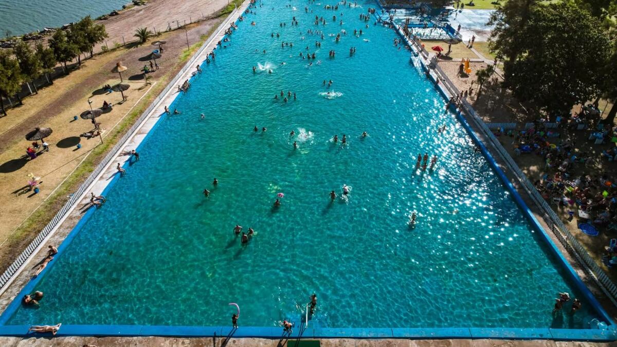 Escapadas de verano: el pueblo santafesino que tiene la pileta más grande de la Argentina