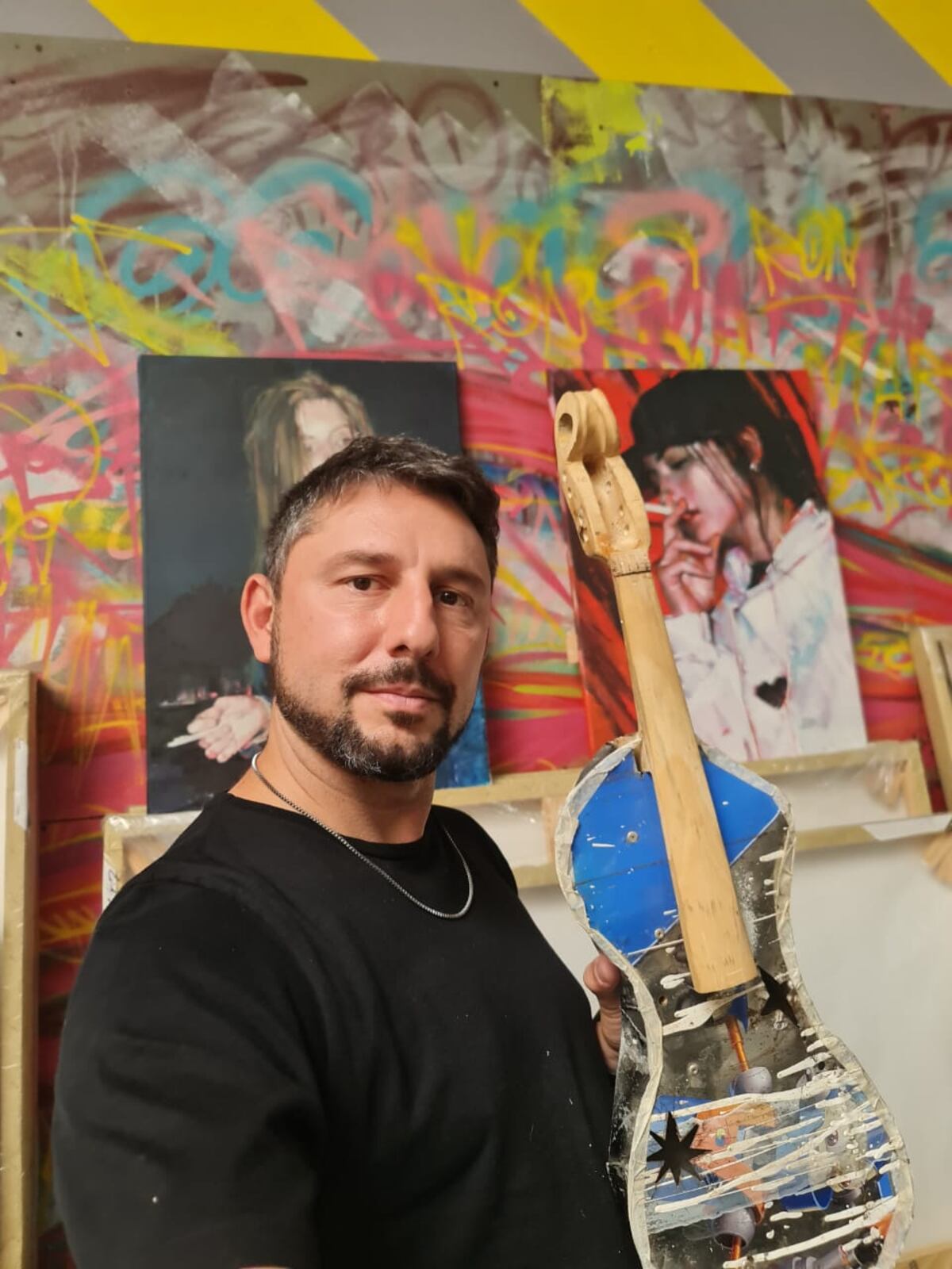 Subasta de instrumentos reciclados intervenidos por artistas (Fundación JUVIPS)