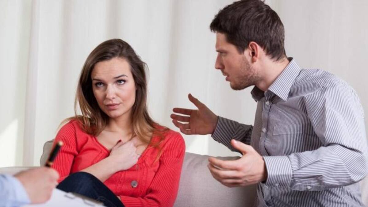 Por qué callar en una discusión de pareja puede dañar tu salud emocional